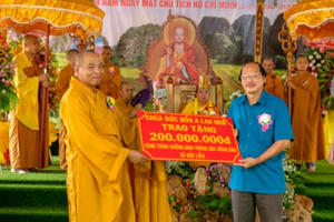 Chùa Đức Bổn A Lan Nhã tặng 200 triệu đồng làm đường giao thông