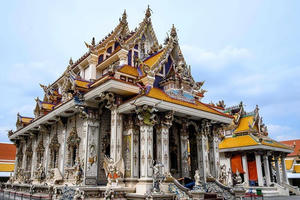 Ngôi chùa kỳ lạ đặt tượng David Beckham mạ vàng dưới bệ thờ