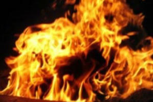 Điên tình, phóng hỏa phòng trọ khiến vợ cũ và con trai bỏng nặng