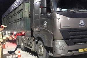 Hãi hùng cảnh xe quá khổ chèn ép CSGT khi bị truy đuổi trên quãng đường dài 15km