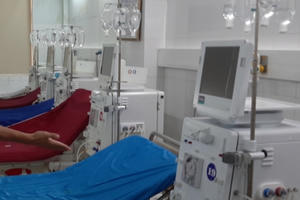 Nhiều bệnh nhân có biểu hiện lạ khi đang chạy thận, toàn bộ máy móc phải dừng để kiểm tra