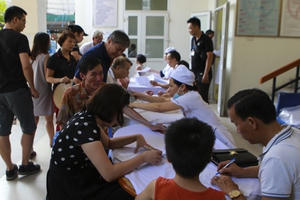 Sau vụ cháy Công ty Rạng Đông: Lo nhiễm độc, người dân ùn ùn đi khám