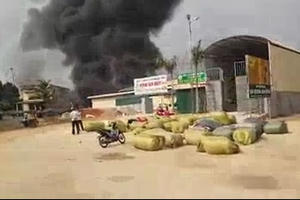 Clip: Xưởng gỗ bốc cháy nghi ngút khói ở Lạng Sơn