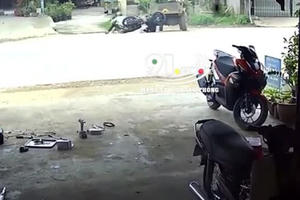 Xe máy tông vào xe ‘công nông’ khi đang sang đường