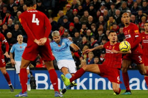 Liverpool độc diễn trên đường đua vô địch