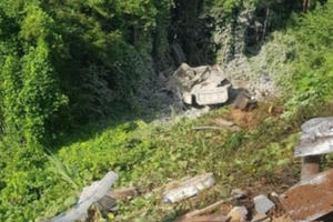 Kon Tum: Xe tải lao xuống vực sâu 40m trên đèo Ngọc Vin