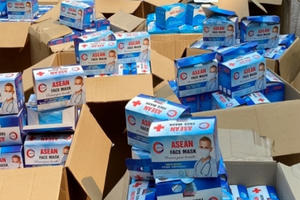 “Khám” 2 xe bán tải phát hiện 50.000 khẩu trang y tế không rõ nguồn gốc