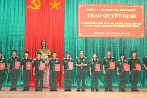 Bình Phước: Tổ chức trao quyết định thăng quân hàm sỹ quan, nâng lương cán bộ