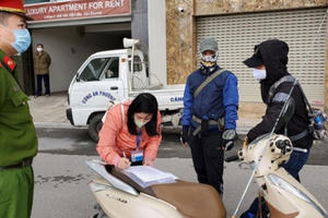 Dấu hiệu tùy tiện ở một số địa phương: Luật nào cho phép phạt người ra đường, thu tiền cách ly?