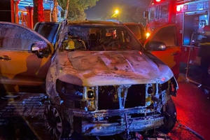 Bình Dương: Xe bán tải va chạm với xe máy rồi bốc cháy, 2 người thương vong