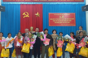 Trao quyết định nhập quốc tịch Việt Nam cho 09 công dân Lào ở A Lưới