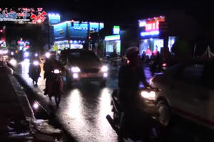 Bình Dương: Đèn hoa trang trí đổ sập xuống đường, nhiều người may mắn thoát nạn