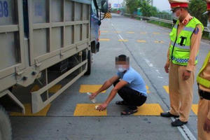 Xin cảnh sát 'bỏ qua' không được, tài xế xe tải 'ăn vạ' ở trạm cân