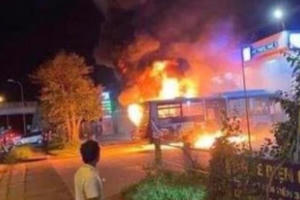 Hà Nội: Xe buýt bốc cháy ngùn ngụt bên cây xăng