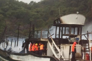 Quảng Ninh: Cháy tàu du lịch, hàng chục du khách may mắn thoát nạn