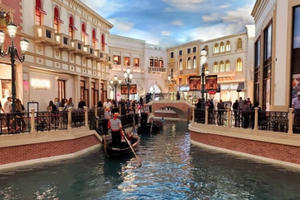 Trải nghiệm “trên bến dưới thuyền” đắt giá tại Bizhouse Canal District