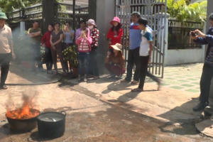 Đắk Lắk: Hàng chục hộ dân lo lắng vì nước sinh hoạt nhiễm xăng dầu