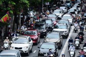 Phố phường Hà Nội ùn tắc ngày đầu xe buýt, taxi hoạt động trở lại