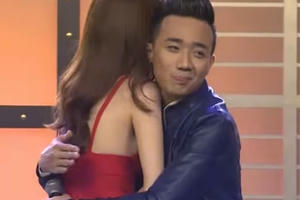 Hari Won có buồn khi Trấn Thành ôm Ngọc Trinh thắm thiết?