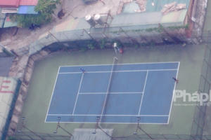 Hà Nội căng mình chống dịch Covid-19, vài người vẫn “toát mồ hôi” đánh tennis