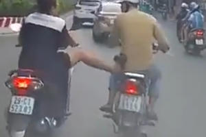 Hy hữu với clip "Nữ quái" đầu trần tung chưởng đạp nam thanh niên giữa lòng Thủ đô