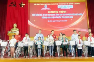 Tặng quà và xe đạp cho học sinh nghèo hiếu học tại Quảng Ninh