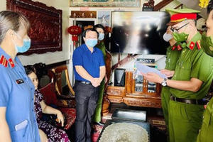 Kế toán trường cấp 3 giả mạo chữ ký hiệu trưởng để tham ô tài sản