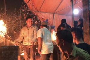 Độc đáo tục lấy lửa đầu năm làng Đỗ Xá