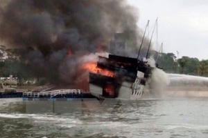 Tàu du lịch neo tại cảng Tuần Châu bốc cháy dữ dội