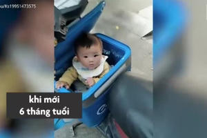 Video: Xúc động với "nụ cười thiên thần" cùng cha đi ship hàng khắp thành phố