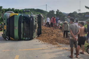 Tạm giữ hình sự tài xế xe tải chở đất gây tai nạn giao thông khiến 3 người tử vong ở Hoà Bình