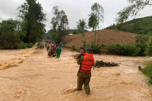 Mưa lớn kéo dài, một số khu vực tại Hà Tĩnh bị ngập lụt, chia cắt Mưa lớn kéo dài, một số khu vực tại Hà Tĩnh bị ngập lụt, chia cắt