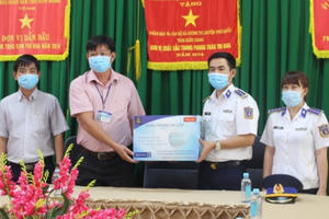 Bộ Tư lệnh Vùng Cảnh sát biển 4 trao tặng 3.500 khẩu trang y tế cho người dân