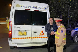 Khuyến cáo nên dán giấy phản quang sau xe ôtô