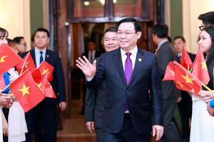 Chủ tịch Quốc hội Vương Đình Huệ gặp mặt đại diện cộng đồng người Việt ở Cuba