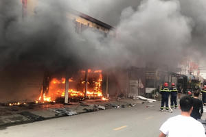 Đang kiểm kê tài sản bị cháy tại siêu thị điện máy tại Hải Phòng