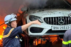 Hoả hoạn bùng phát kinh hoàng, nhiều xế hộp trong gara ô tô bị "bà hoả" thiêu rụi