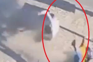 [Clip]: Hãi hùng cảnh thanh niên chở bạn gái tông thẳng lên vỉa hè