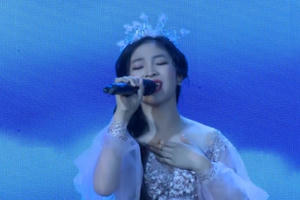 Bé Trịnh Nguyễn Hồng Minh kiêu sa khi hóa công chúa tóc mây