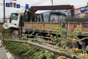 TP HCM: Va chạm liên hoàn giữa 3 ô tô, giao thông gặp nhiều khó khăn