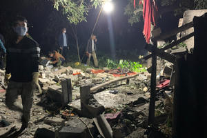 Bàng hoàng phát hiện người đàn ông chết gục trong đống đổ nát sau tiếng nổ lớn