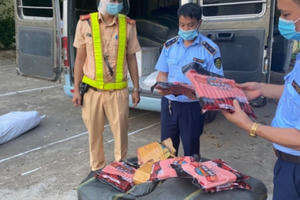 Lạng Sơn phát hiện, ngăn chặn kịp thời 860 kg xúc xích nhập lậu