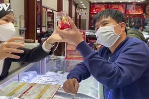 Tấp nập người đi mua vàng ngày vía Thần Tài Tấp nập người đi mua vàng ngày vía Thần Tài