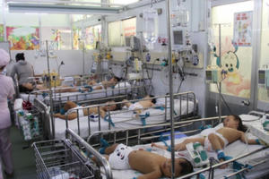 Bác sĩ gồng mình cứu chữa gần 200 bệnh nhi mắc tay chân miệng