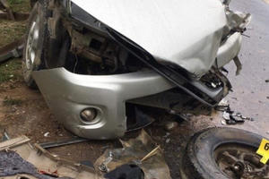 TNGT tại Nghệ An: Xe bán tải nát đầu, 3 người may mắn thoát nạn