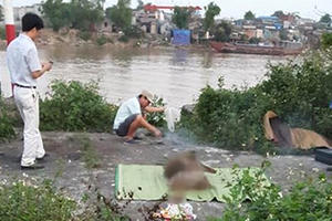 Bàng hoàng phát hiện thi thể người đàn ông lập lờ dưới sông