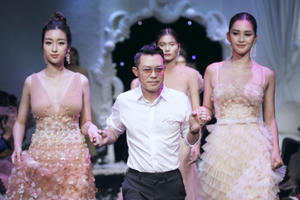 Ồn ào chuyện tình cảm, Đỗ Mỹ Linh vẫn thần thái ngút ngàn đọ sắc với Tiểu Vy tại Amy Show Ồn ào chuyện tình cảm, Đỗ Mỹ Linh vẫn thần thái ngút ngàn đọ sắc với Tiểu Vy tại Amy Show