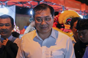 Chủ tịch Đà Nẵng dạo bộ cùng du khách ở khu chợ đêm Sơn Trà