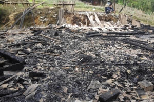 Mâu thuẫn với chồng và em chồng, vợ châm lửa đốt nhà