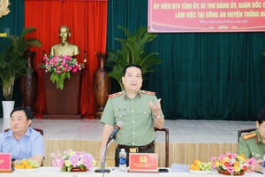 Thiếu tướng Nguyễn Sỹ Quang kiểm tra các mặt công tác tại Công an huyện Thống Nhất